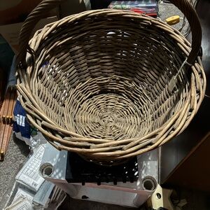 Natural Wicker Round Basket with Handle - Brown